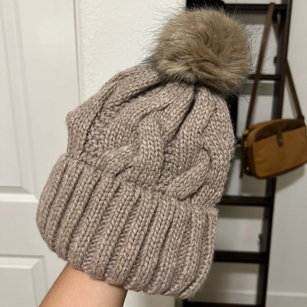 •NEW•H&M Pompom Beanie